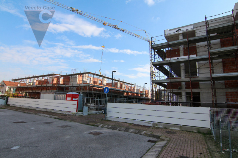 Proponiamo in vendita 5 appartamenti in fase di costruzione, situati in 2 condomini composti cias...