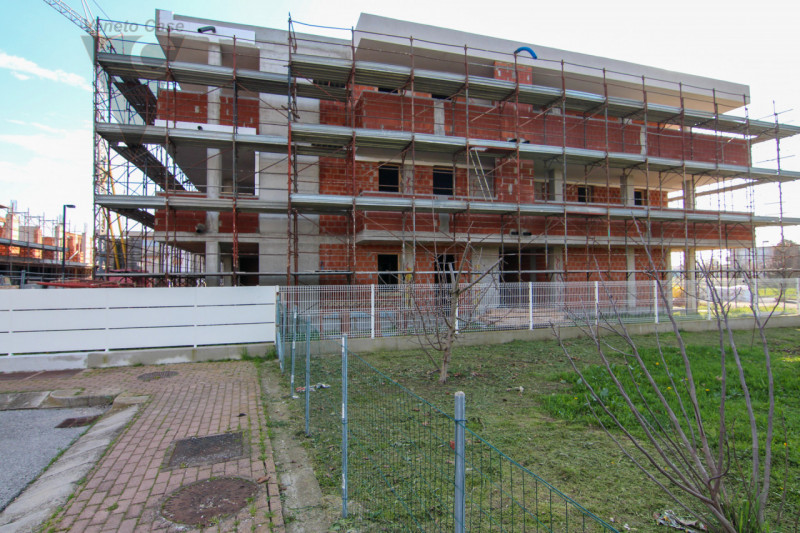 Proponiamo in vendita 5 appartamenti in fase di costruzione, situati in 2 condomini composti cias...