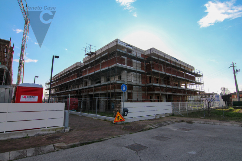 Proponiamo in vendita 5 appartamenti in fase di costruzione, situati in 2 condomini composti cias...