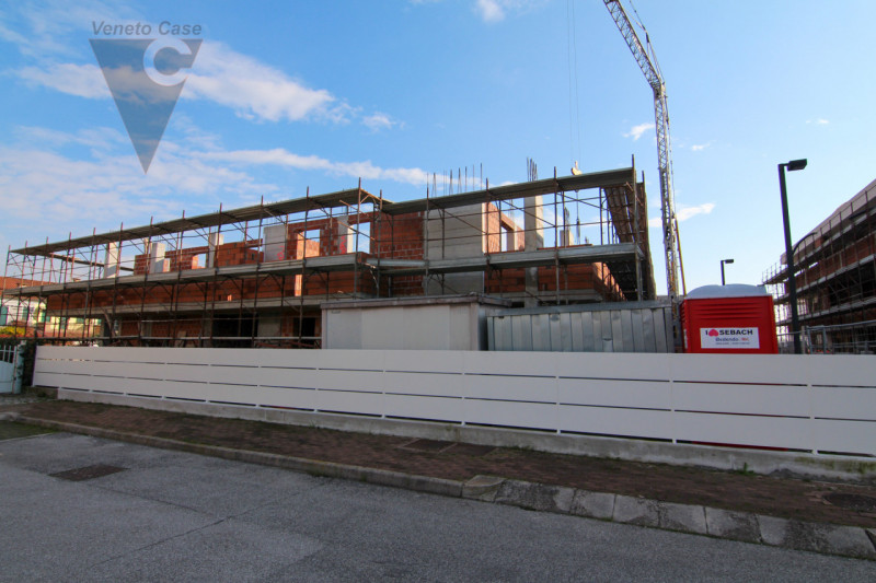 Proponiamo in vendita 5 appartamenti in fase di costruzione, situati in 2 condomini composti cias...