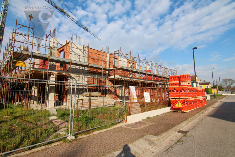 Proponiamo in vendita 5 appartamenti in fase di costruzione, situati in 2 condomini composti cias...