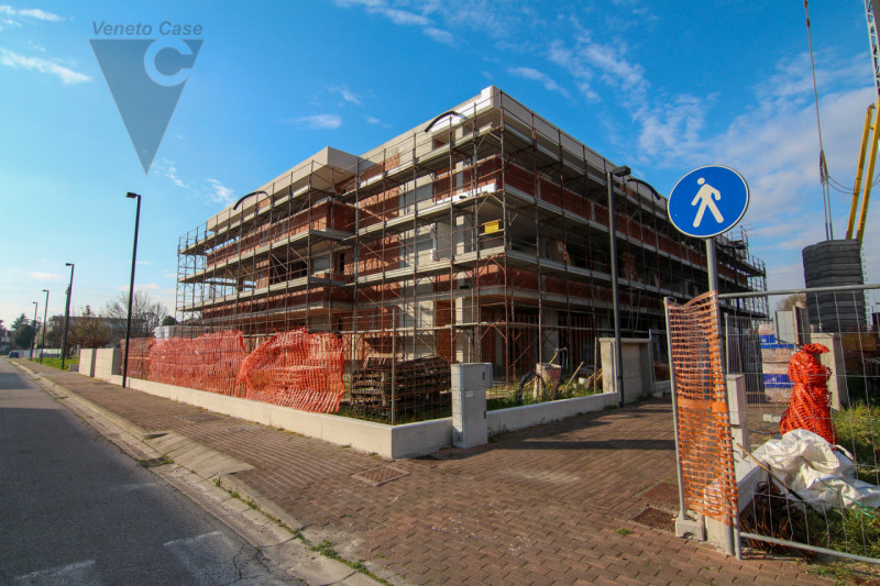 Proponiamo in vendita 5 appartamenti in fase di costruzione, situati in 2 condomini composti cias...