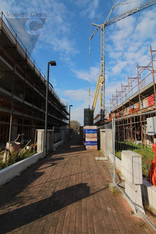 Proponiamo in vendita 5 appartamenti in fase di costruzione, situati in 2 condomini composti cias...