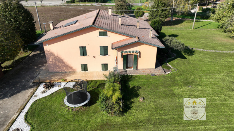 RIF. S388 - Proponiamo a Casale di Scodosia Villetta Singola con giardino di pertinenza in posizi...