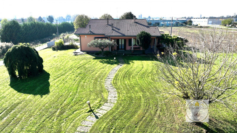 RIF. S388 - Proponiamo a Casale di Scodosia Villetta Singola con giardino di pertinenza in posizi...