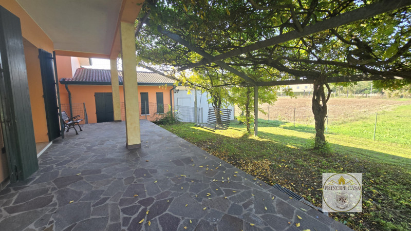 RIF. S388 - Proponiamo a Casale di Scodosia Villetta Singola con giardino di pertinenza in posizi...