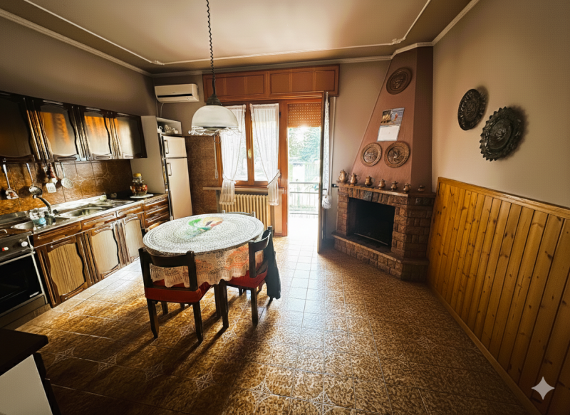 Nel cuore pulsante di Masi, affacciata direttamente sulla Piazza principale, proponiamo in vendit...