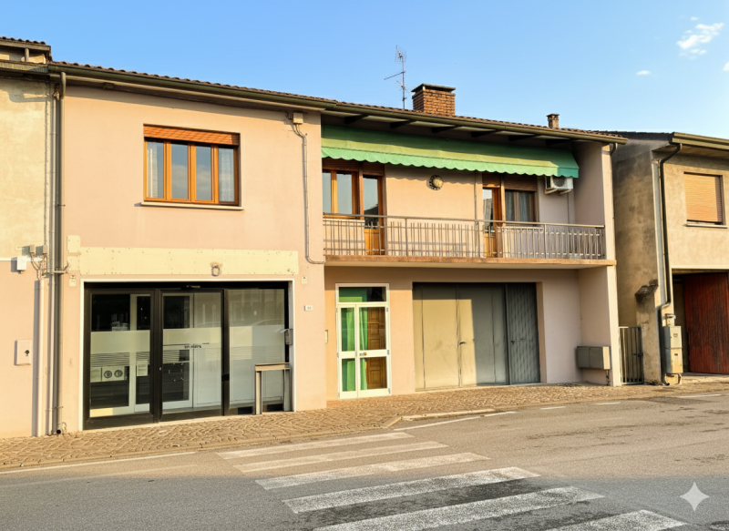 Nel cuore pulsante di Masi, affacciata direttamente sulla Piazza principale, proponiamo in vendit...