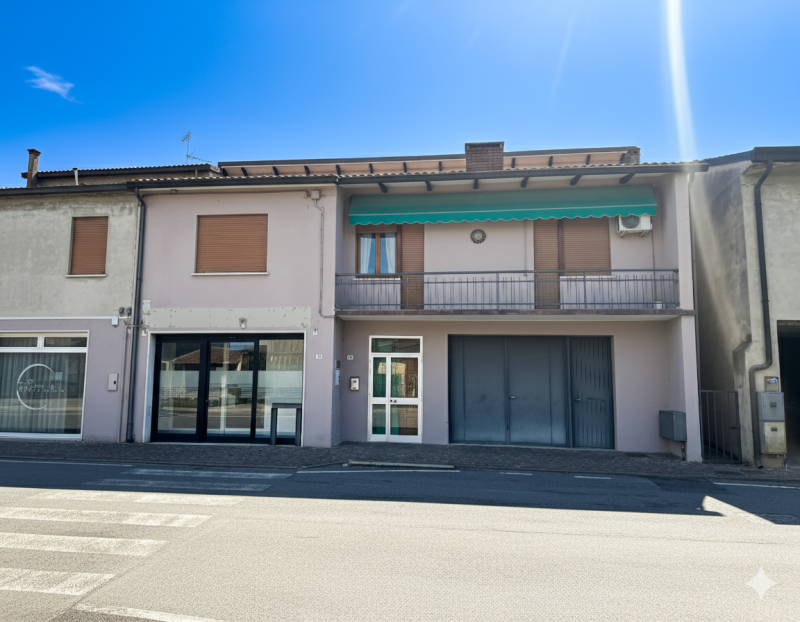 Nel cuore pulsante di Masi, affacciata direttamente sulla Piazza principale, proponiamo in vendit...