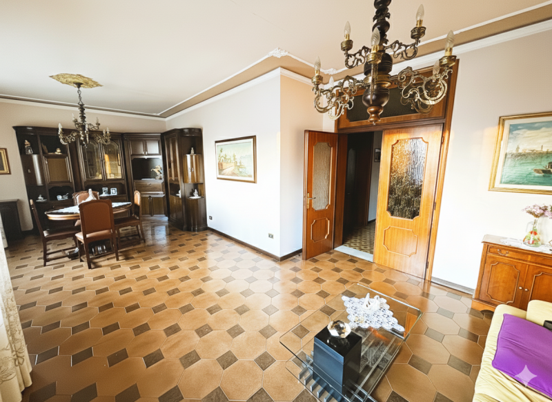 Nel cuore pulsante di Masi, affacciata direttamente sulla Piazza principale, proponiamo in vendit...