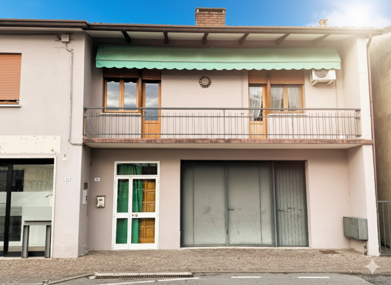 Nel cuore pulsante di Masi, affacciata direttamente sulla Piazza principale, proponiamo in vendit...