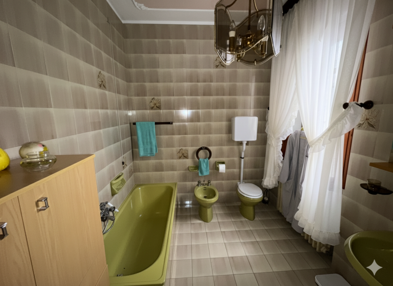 Nel cuore pulsante di Masi, affacciata direttamente sulla Piazza principale, proponiamo in vendit...