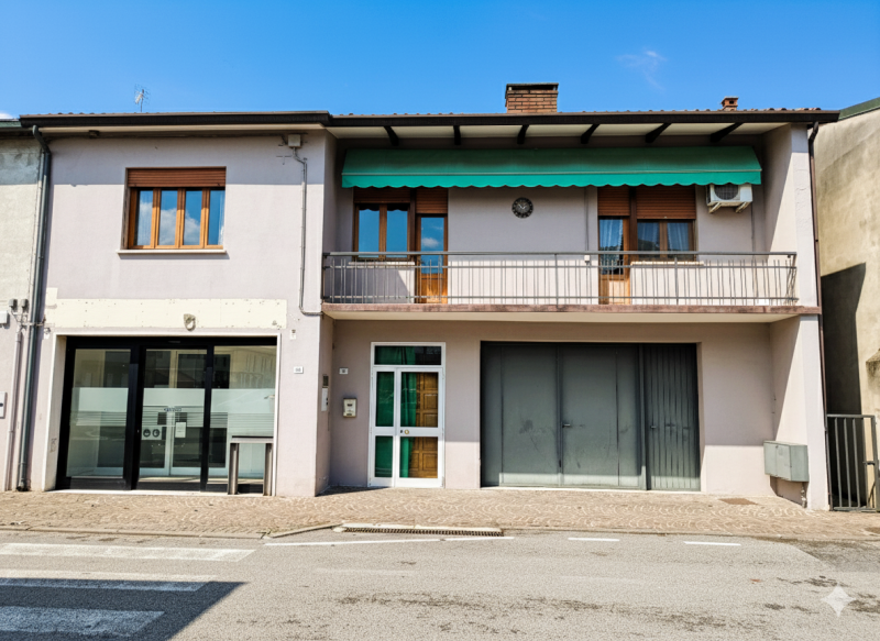 Nel cuore pulsante di Masi, affacciata direttamente sulla Piazza principale, proponiamo in vendit...