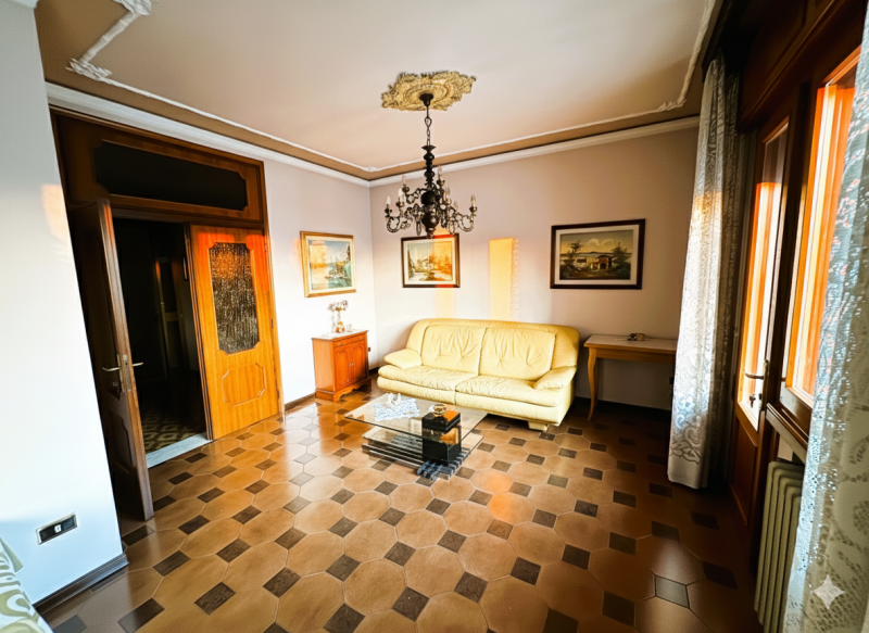 Nel cuore pulsante di Masi, affacciata direttamente sulla Piazza principale, proponiamo in vendit...