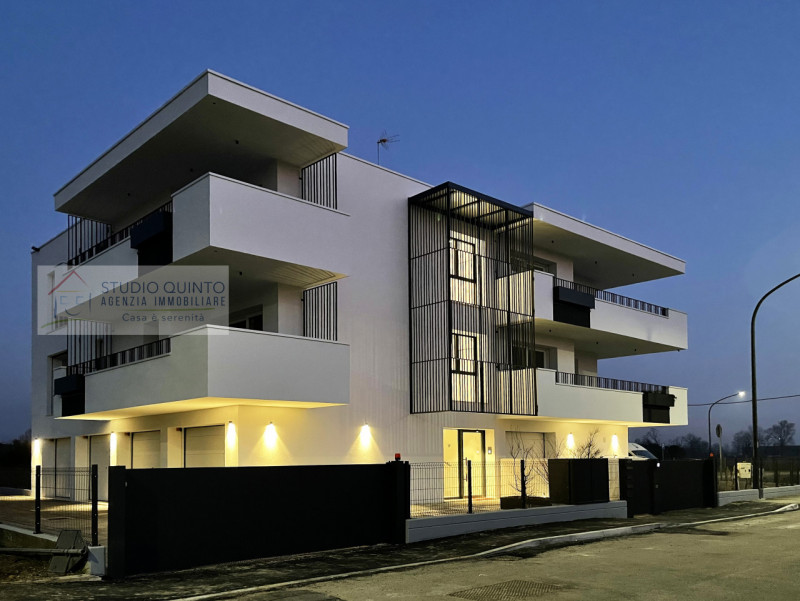 In una palazzina di sole cinque unità appartamento nuovo in pronta consegna al primo piano in cla...