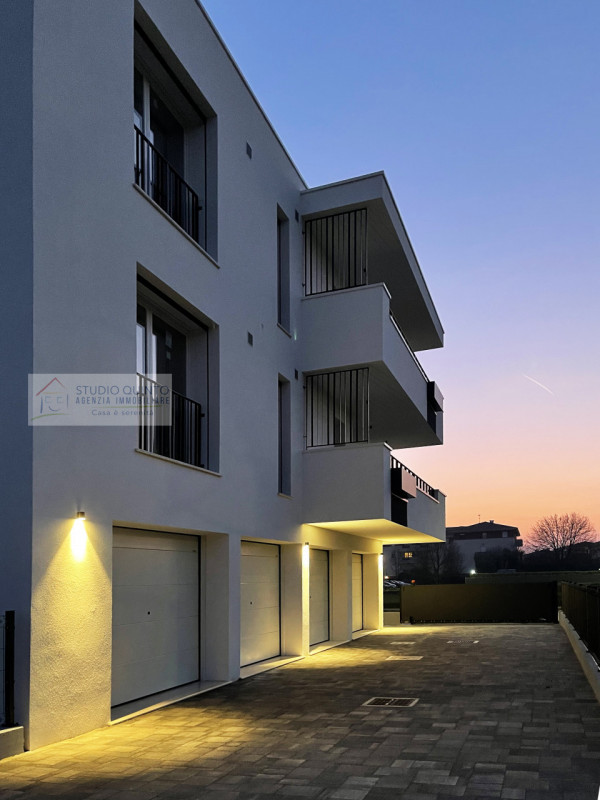 In una palazzina di sole cinque unità appartamento nuovo in pronta consegna al primo piano in cla...