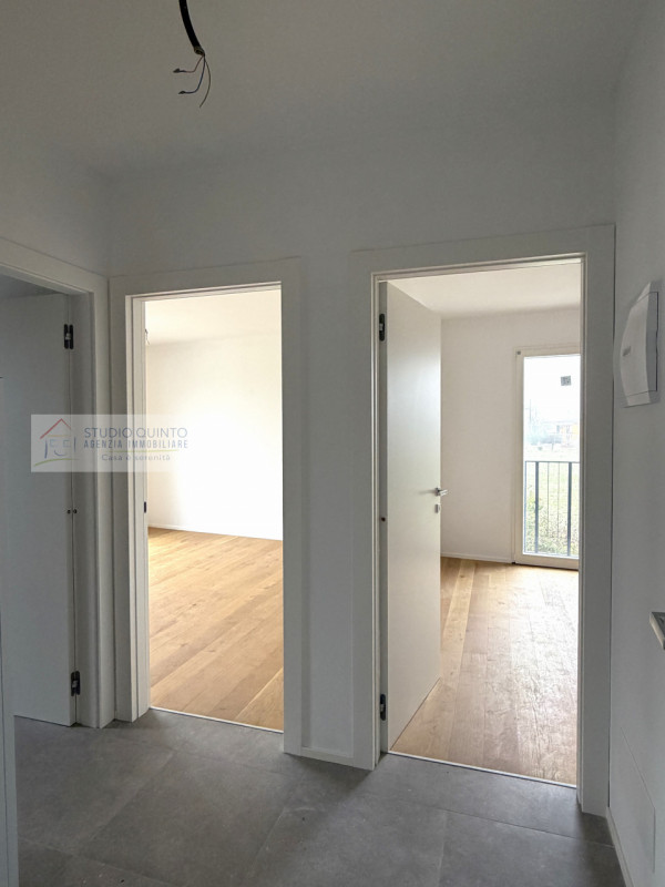 In una palazzina di sole cinque unità appartamento nuovo in pronta consegna al primo piano in cla...