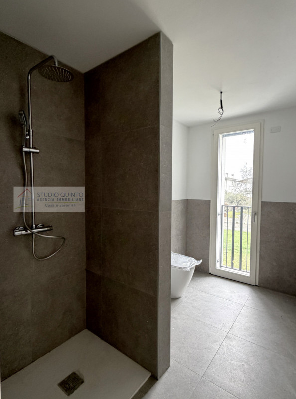 In una palazzina di sole cinque unità appartamento nuovo in pronta consegna al primo piano in cla...