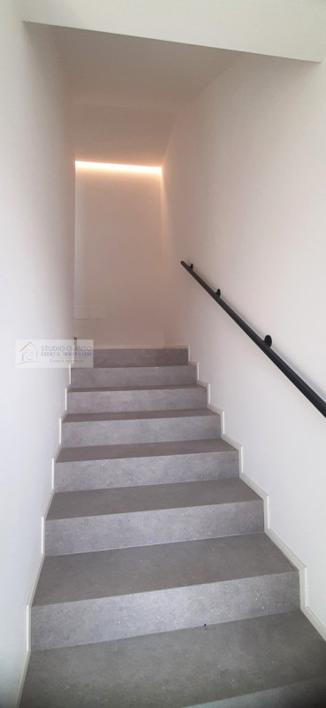 In una palazzina di sole cinque unità appartamento nuovo in pronta consegna al primo piano in cla...