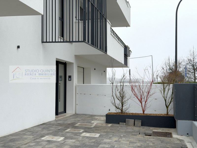 In una palazzina di sole cinque unità appartamento nuovo in pronta consegna al primo piano in cla...