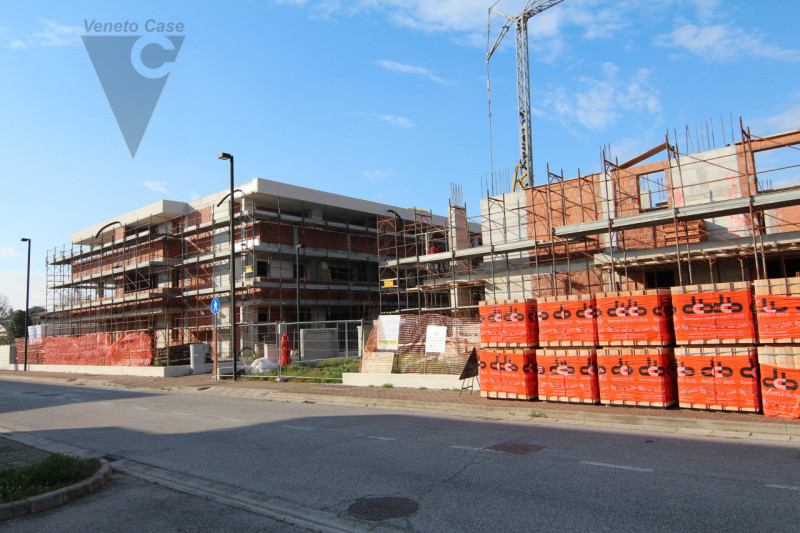 Proponiamo in vendita appartamenti in fase di costruzione, situati in 2 condomini composti ciascu...