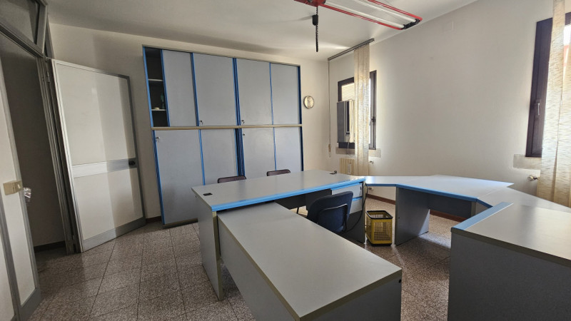 Scopri questo interessante ufficio situato al primo piano di un complesso commerciale collocato i...