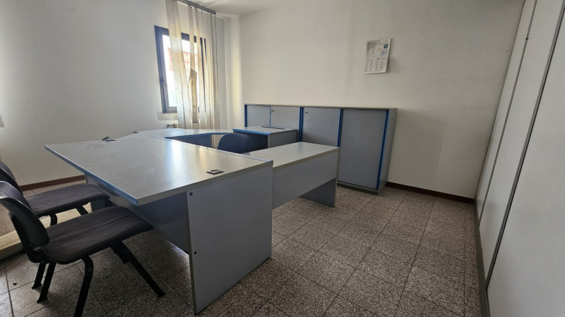 Scopri questo interessante ufficio situato al primo piano di un complesso commerciale collocato i...