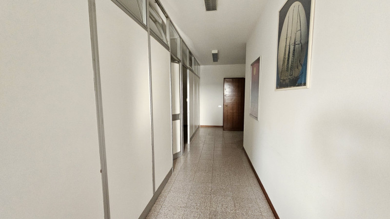 Scopri questo interessante ufficio situato al primo piano di un complesso commerciale collocato i...