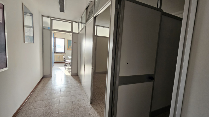 Scopri questo interessante ufficio situato al primo piano di un complesso commerciale collocato i...