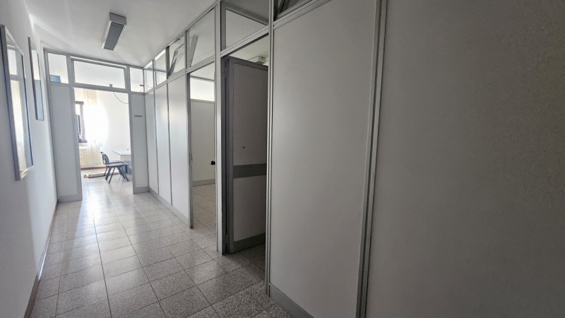 Scopri questo interessante ufficio situato al primo piano di un complesso commerciale collocato i...