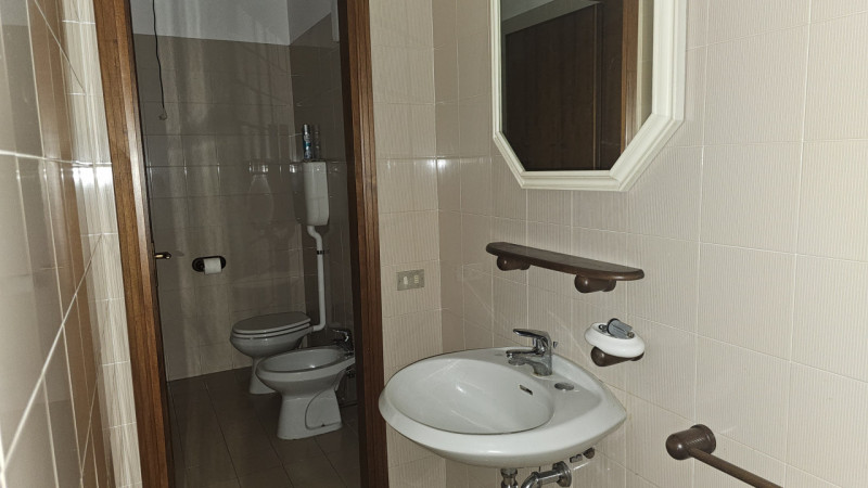 Scopri questo interessante ufficio situato al primo piano di un complesso commerciale collocato i...