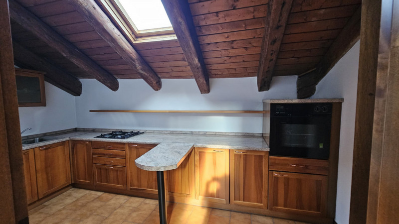 Scopri questo splendido ufficio situato al secondo e ultimo piano di un elegante stabile, nel cen...