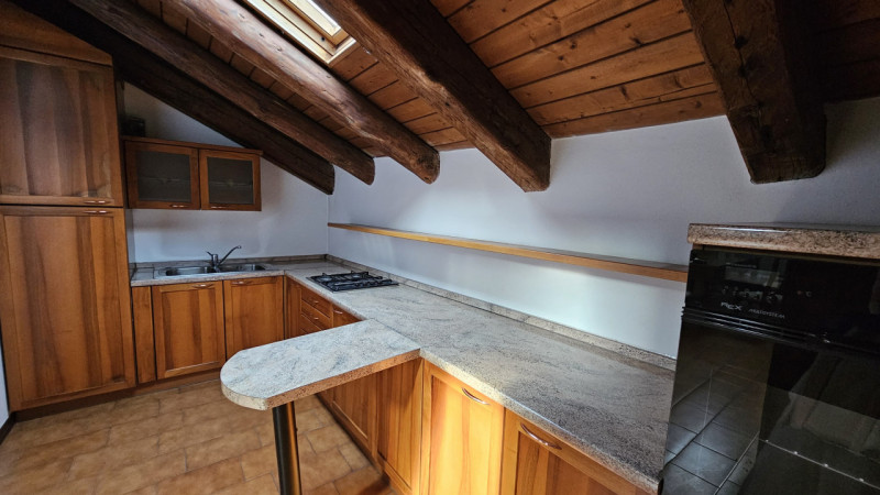 Scopri questo splendido ufficio situato al secondo e ultimo piano di un elegante stabile, nel cen...