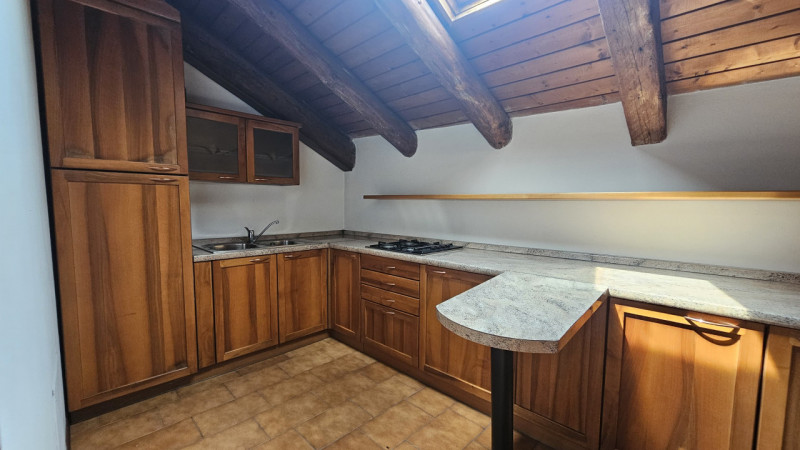 Scopri questo splendido ufficio situato al secondo e ultimo piano di un elegante stabile, nel cen...