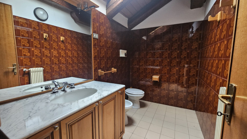 Scopri questo splendido ufficio situato al secondo e ultimo piano di un elegante stabile, nel cen...