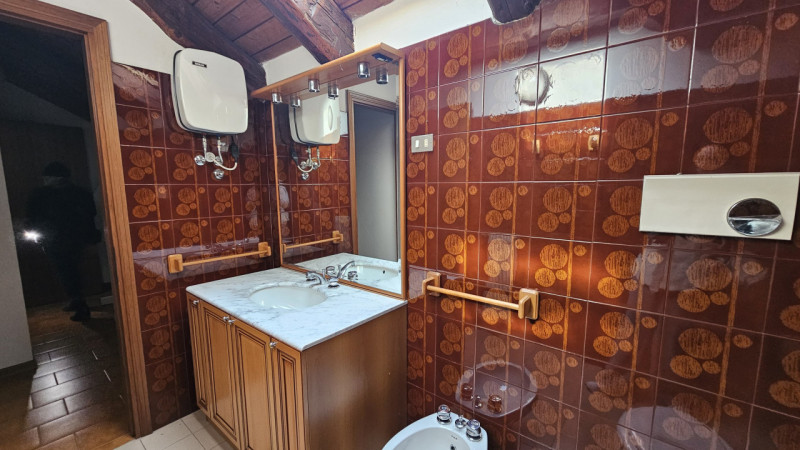 Scopri questo splendido ufficio situato al secondo e ultimo piano di un elegante stabile, nel cen...