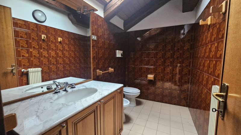 Scopri questo splendido ufficio situato al secondo e ultimo piano di un elegante stabile, nel cen...