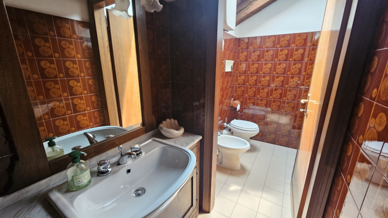 Proponiamo in affitto un elegante ufficio situato al secondo piano di uno stabile ben curato in p...