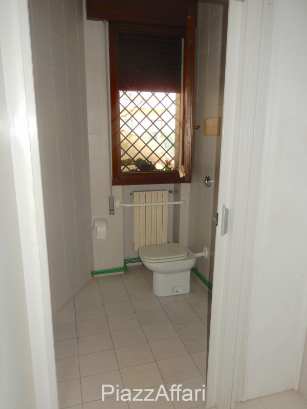 Nel comune di Campolongo Maggiore, proponiamo, in affitto, ufficio al piano terra con doppio ingr...