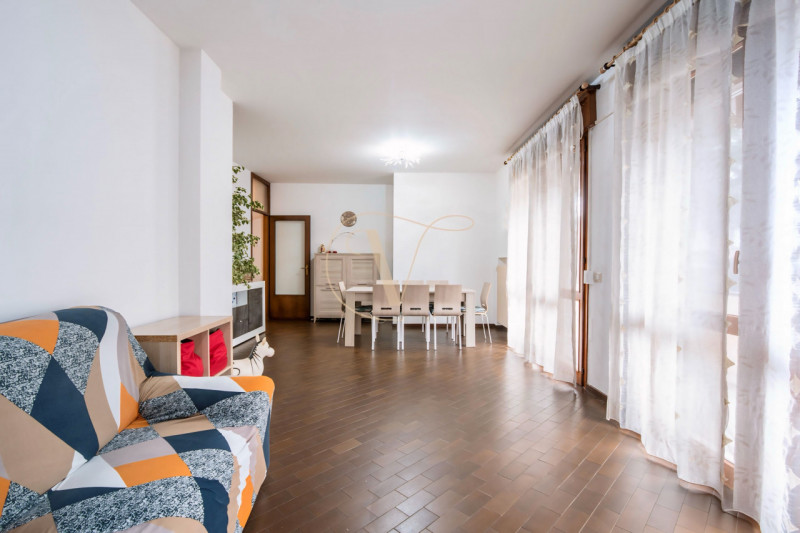 Se cerchi un appartamento in cui ampi spazi, luminosità ed un grande terrazzo per le tue grigliat...