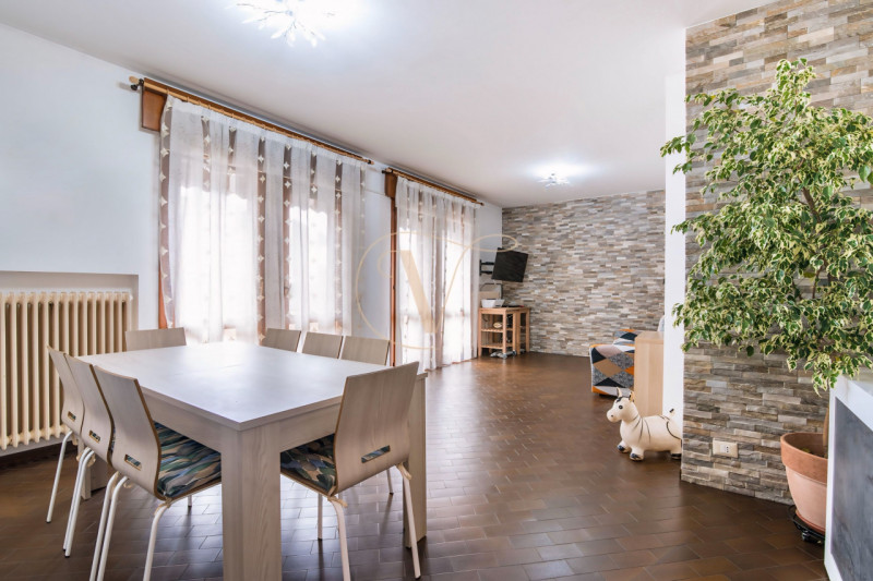 Se cerchi un appartamento in cui ampi spazi, luminosità ed un grande terrazzo per le tue grigliat...