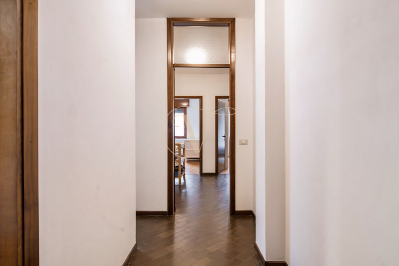 Se cerchi un appartamento in cui ampi spazi, luminosità ed un grande terrazzo per le tue grigliat...