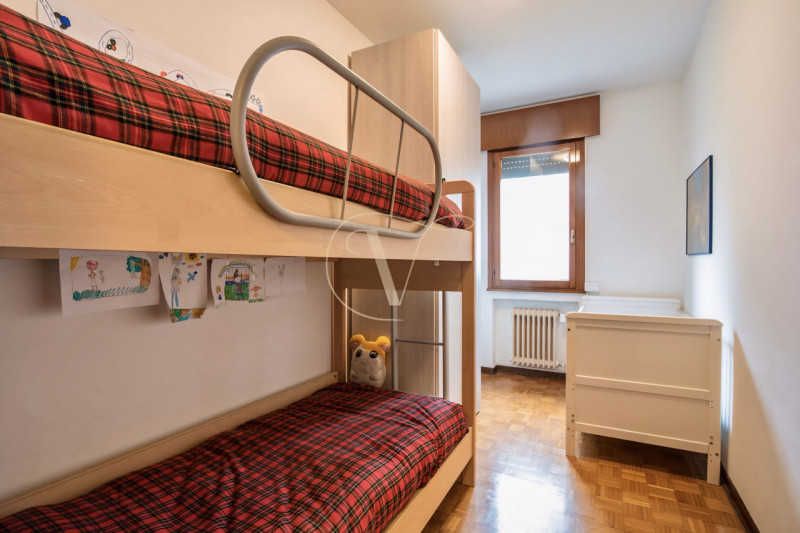 Se cerchi un appartamento in cui ampi spazi, luminosità ed un grande terrazzo per le tue grigliat...