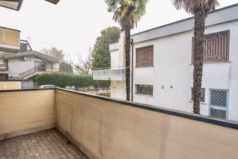 Se cerchi un appartamento in cui ampi spazi, luminosità ed un grande terrazzo per le tue grigliat...