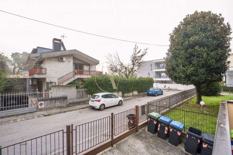 Se cerchi un appartamento in cui ampi spazi, luminosità ed un grande terrazzo per le tue grigliat...