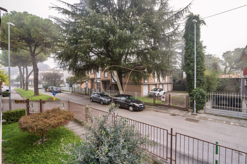 Se cerchi un appartamento in cui ampi spazi, luminosità ed un grande terrazzo per le tue grigliat...