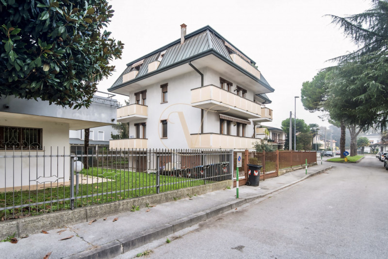 Se cerchi un appartamento in cui ampi spazi, luminosità ed un grande terrazzo per le tue grigliat...