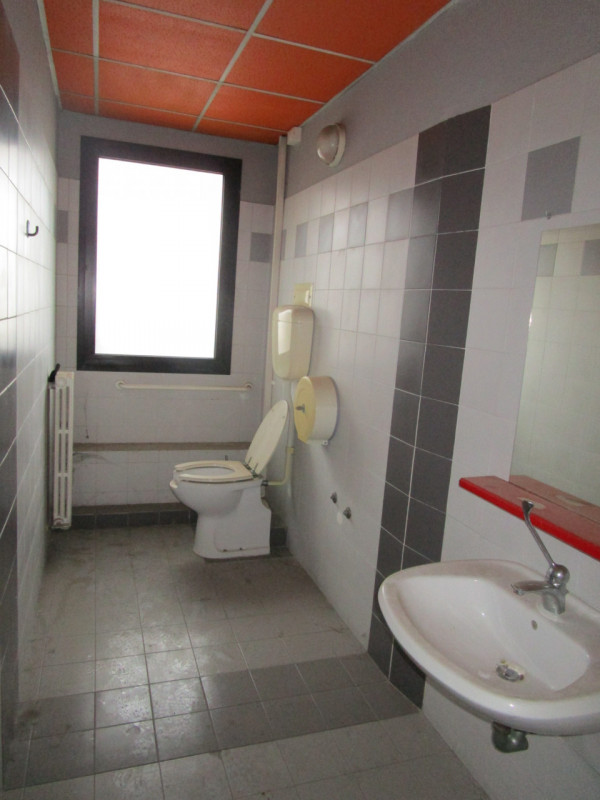 Se stai cercando un ufficio spazioso e funzionale, questa è l'opportunità che fa per te! Situato ...