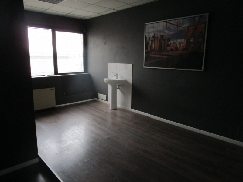 Se stai cercando un ufficio spazioso e funzionale, questa è l'opportunità che fa per te! Situato ...