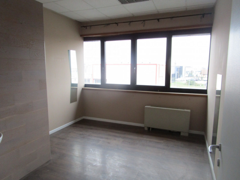 Se stai cercando un ufficio spazioso e funzionale, questa è l'opportunità che fa per te! Situato ...